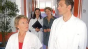 Nikola (Mariele Millowitsch, li.) und Schmidt (Walter Sittler) sind sich das erste Mal einig: Die neue Ärztin Dr. Steiner (Bettina Hauenschild, hi.li.) ist eine Schreckschraube! (hi.re. Petra Zieser als Frau Springer)