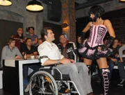 Eine Stripperin (Komparsin) sorgt bei Leons (Daniel Fehlow, vo.li.) Junggesellenabschied für Stimmung unter den Männern.