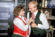 Anton (Frank Schröder) und Silvie (Petra Auer) flirten in der Wirtschaft miteinander.