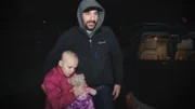 Bobby und seine Familie kommen bald nachhause, und Nicole muss die Überraschungs-Hausrenovierung in Windeseile fertigstellen.