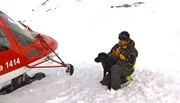 Hochleistungseinsatz in den Schweizer Alpen: Die beiden einjährigen Lawinenhunde Cami und Spike lernen heute in einen Helikopter einzusteigen und mit ihm zum Einsatzort zu fliegen.