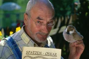 Peter (Peter Lustig) hat vom Bärstädter Filmteam für seine Hilfe beim Drehen des Films "Der Spatz von Bärstadt" den SPATZEN-OSKAR verliehen bekommen.
