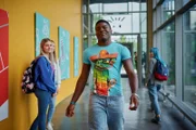 Badu (Arnold Makuissie) fühlt sich sehr wohl in "seinem" neuen" Shirt.