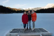 Am Lautersee bei Mittenwald checkt Tobi zusammen mit Eisschwimmerin Ines (l.) und Ärztin Anja (r.) was Kälte mit unserem Körper macht.