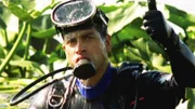 Eric Delko (Adam Rodriguez) sucht den Fluss nach dem verschollenen Auto ab.