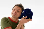 Moderator André Gatzke mit dem blauen Elefanten.