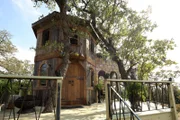 Pete builds a cabin for a couple passionate about the Middle Ages.