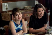 Erin (Bridget Moynahan, r.) und ihre Tochter Nicky (Sami Gayle, l.) genießen die gemeinsame Zeit ...