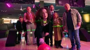 Beim Bowlen: Staatsanwältin Wilhelmine Klemm (Mechthild Großmann, Mitte) zusammen mit Mirko Schrader (Björn Meyer, l.) Herbert Thiel (Claus D. Clausnitzer, 2.v.l.), Prof. Karl-Friedrich Boerne (Jan Josef Liefers, 3.v.r.), Silke Haller (Christine Urspruch, 2.v.r.) und Kommissar Frank Thiel (Axel Prahl, r.).