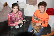 Anna und Tierärztin Elisabeth kuscheln mit den Chihuahuas.