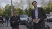 Verbundeinsatz Berlin: Bezirksbürgermeister Martin Hikel und Adham Charabi vor der Polizeiwache.