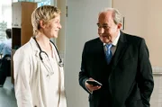 Im Gespräch mit Dr. Kobler (Svenja Niekerken, l.) blüht Plocher (Michael Prelle, r.) auf.