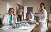 Hans-Peter Brenner (Michael Trischan, li.), Dr. Lilly Phan (Mai Duong Kieu, re.) und Dr. Kai Hoffmann (Julian Weigend, 2.v.re.) suchen verzweifelt nach der Ursache für den immer schlechter werdenden Zustand des kleinen Anil. Plötzlich kommt der Vater Rajat Agarwal (Patrick Khatami, 2.v.li.) mit einer Information ins Ärztezimmer.