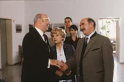 Von links: Herr Scharf (Toni Berger), Frau Schöninger (Bruni Löbel) und Herr Schöninger (Walter Sedlmayr); im Hintergrund: Silvia (Ute Willing) und Karli Schöninger (Philipp Seiser).