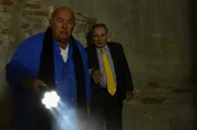 Wöller (Fritz Wepper, r.) und Huber (Wolfgang Müller, l.) suchen heimlich im Kloster Kaltenthal nach Spuren einer alten Burgruine.