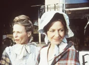 Grace Edwards (Bonnie Bartlett, l.) und Caroline Ingalls (Karen Grassle, r.) stellen beim Einkaufen in dem Goldgräbernest fest, dass die Preise hoffnungslos überteuert sind.
