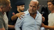 Valentin Schneider findet es ungeheuerlich, was ihm von seiner Frau vorgeworfen wird. Von links: Kriminalhauptkommissar Max Herzog (Martin Gruber), ein Polizist (Komparse), Valentin Schneider (Michael Rast), Bezirksinspektor Klaus Lechner (Andreas Kiendl).
