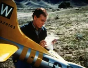Detektiv Charly (robert Ford) findet in einem Modellflugzeug Kokain.