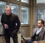 Ermitteln in einem neuen Mordfall: Sherlock Holmes (Jonny Lee Miller, r.) und Gregson (Aidan Quinn, l.) ...