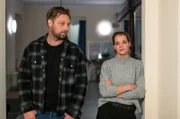Daniel (Christoph Letkowski) und Viola (Yvonne Catterfeld) sind sich nicht ganz sicher was sie mit dem unerwarteten Besucher anstellen sollen.