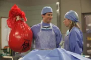 Jake Peralta (Andy Samberg, l.); Dr. Rossi (Mary Elizabeth Ellis, r.)