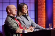 Rateteam-Kapitän Bernhard Hoëcker (l.) mit Stand-up-Comedienne und Moderatorin Negah Amiri (r.).
