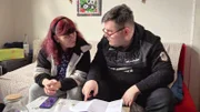 Petra und Sohn Pascal machen einen Kassensturz.