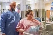 Toby Damon (Chris Sullivan, l.); Kate Pearson (Chrissy Metz, r.)