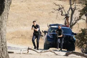 John Nolan (Nathan Fillion) und Nyla Harper (Mekia Cox) konnten den Aufenthaltsort des Schwerverbrechers Caleb Wright ausfindig machen und hoffen, dort ihre Kollegen Nick und Lucy zu finden.