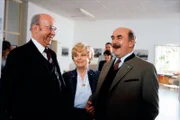 Bayerisches Fernsehen POLIZEIINSPEKTION 1, "Zug um Zug". Von links: Herr Scharf (Toni Berger), Frau Schöninger (Bruni Löbel) und Herr Schöninger (Walter Sedlmayr); im Hintergrund: Silvia (Ute Willing) und Karli Schöninger (Philipp Seiser).