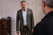 Christoph (Dieter Bach, l., mit Pabplo Sprungala, r.) erfährt erleichtert, dass es Lale anscheinend langsam besser geht.