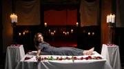Alexandra (Daniela Kiefer) bekommt Panik, als sie von Tom auf einer Art Altar aufgebahrt wurde.