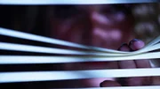 Eine Frau, die durch ein Fenster schaut
