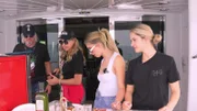Robert, Carmen, Shania und Davina backen Pizza.