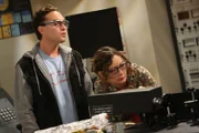 Um über Penny hinwegzukommen, kommt Leonard (Johnny Galecki, l.) auf die Idee, seine Kollegin Leslie (Sara Gilbert, r.) zu fragen, ob sie mit ihm ausgehen möchte. Und er hat Erfolg ...
