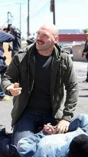 Detective Thomas "TJ" Jaruszalski (Corey Stoll, oben) verhaftet einen Verdächtigen.