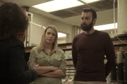 L-R: Sarah Cruddas und Nick Karnaze untersuchen im Labor in Kansas Bodenproben.