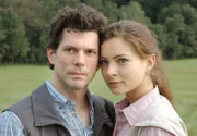 10 Uhr im Ersten. Grosse Liebe: Laura (Henriette Richter-Röhl, r.) und Alexander (Gregory B. Waldis) fühlen, dass sie füreinander bestimmt sind.