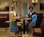 Bernadette Rostenkowski (Melissa Rauch, l.); Rajesh Koothrappali (Kunal Nayyar, r.)