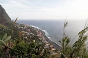 Der US-amerikanische Reporter des renommierten Magazins „The New Yorker“ William Finnegan verliebte sich auf Anhieb in die Insel Madeira. Zehn Jahre lang verbrachte er jeden Winter dort und verarbeitete seine Erfahrungen in dem Buch „Barbarentage“.