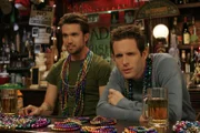 Mac (Rob Elhenny, l.) und Dennis (Glenn Howerton, r.) diskutieren über das Rauchen in Bars und die amerikanischen Freiheitsrechte. Mit ungeahnten Folgen für das Pub ...