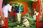 Dr. Reiter (Sarah Camp) untersucht die Leiche, die in einem Terrarium aufgefunden wurde.