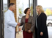 ARD/MDR IN ALLER FREUNDSCHAFT - FOLGE 629, "Wortgefechte", Dr. Petra Zilling ist Managerin eines deutschen Klinikverbundes und hat Sarah Marquardt ein Angebot für die Sachsenklinik gemacht. Bei einem Besuch will Sarah ihr die Begebenheiten vor Ort zeigen. Da noch niemand von dem Angebot weiß, versucht Sarah Dr. Zilling an Dr. Roland Heilmann vorbei zu schummeln. Doch das gelingt ihr nicht. Noch dazu hat Petra Zilling Rolands Forschungsarbeit gelesen und war begeistert. Nun muss Sarah dafür sorgen, dass das Thema nicht auf den wahren Grund für Zillings Besuch umschwenkt.