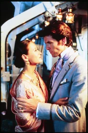 Prinzessin Aouda (Julia Nickson, l.); Phileas Fogg (Pierce Brosnan, r.)