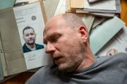 Butch (Götz Schubert) wühlt in den Akten nach seinem Verfolger.