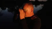 Ein Schwerpunkt der Grenzpolizei zwischen Sachsen und Ostseeküste ist das Aufdecken von Schleuserkriminalität. Ob verschlungene Waldwege oder kleine Dorfstraßen, ob verfallene Brücken oder weitläufige Flussauen: die Schleuserrouten zwischen Polen und Deutschland verändern sich immer wieder. Regelmäßig sichten Polizeiteams beider Länder deshalb neue und alte Schleichwege. - Moderne Technik ermöglicht es den Polizisten in Ludwigsdorf auch in der Dunkelheit nach Schleusern zu fahnden.