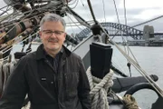 Australien-Saga mit Christopher Clark (2) Von Menschen und Meer Christopher Clark läuft mit der "Endeavor" in den Hafen seiner Heimatstadt Sydney ein.