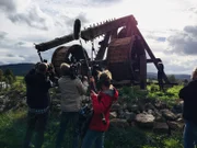 Für die Dreharbeiten zur "Terra X"-Dokumentation „Mythos Burg“ waren drei Drehteams in fünf Ländern Europas unterwegs. Hier wird ein Experiment mit dem Nachbau einer Blide, einem überraschend zielgenauen Wurfgeschütz, vorbereitet.