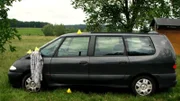 Nachdem eine junge Mutter vermisst gemeldet wird, findet eine Polizeistreife durch Zufall ihr Auto, neben einer Bundesstraße. Am linken Außenspiegel hängt die Jacke der Vermissten.