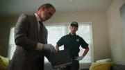 Detektiv und Polizeibeamter am Tatort